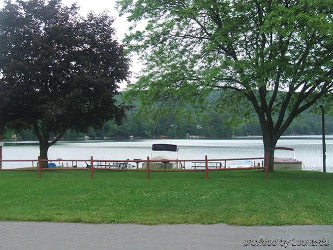 Red Carpet Inn On The Lake - Онеонта Экстерьер фото